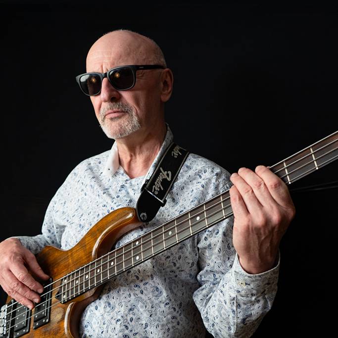 Kenny bassist